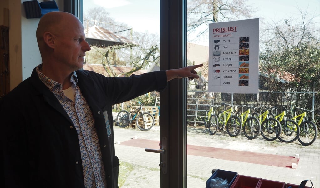De prijslijst van fietsreparaties bij Beekdal, aangewezen door praktijkdocent Marty.