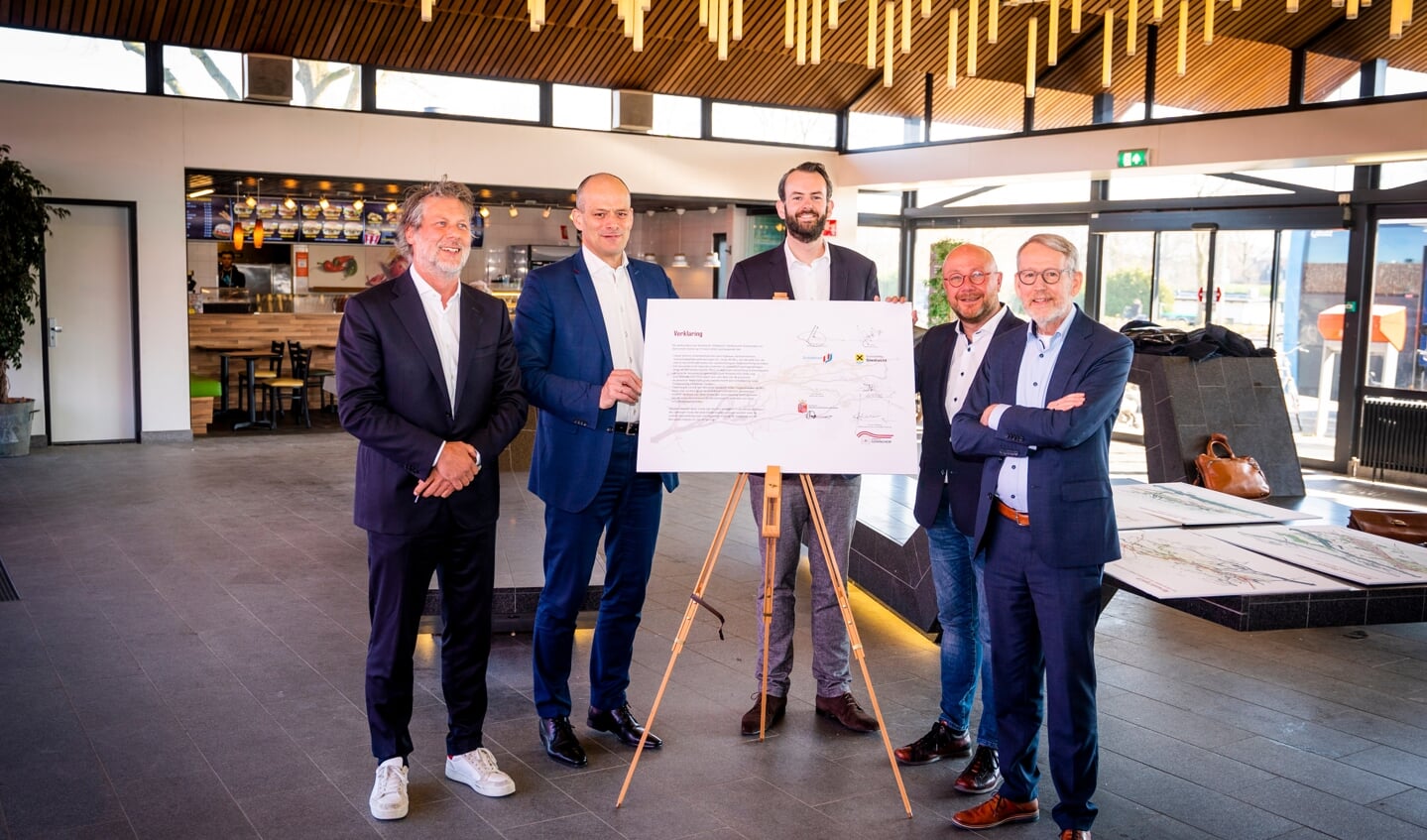 Ton Spek (Sliedrecht), Ro van Doesburg (Gorinchem), Theo Boerman (Hardinxveld-Giessendam), Rik van der Linden (Dordrecht) en Joost van der Geest (Gorinchem).