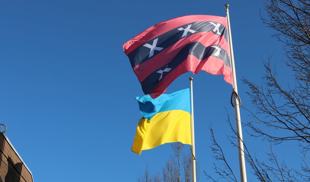 De vlag van Oekraïne naast de vlag van de gemeente Ouder-Amstel.