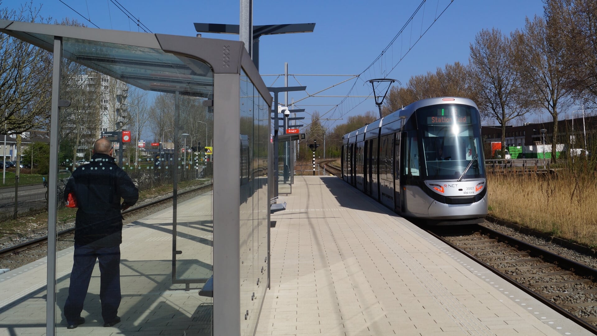 Een gekoppeld tramstel vertrekt vanaf halte Sacharovlaan in Westwijk.