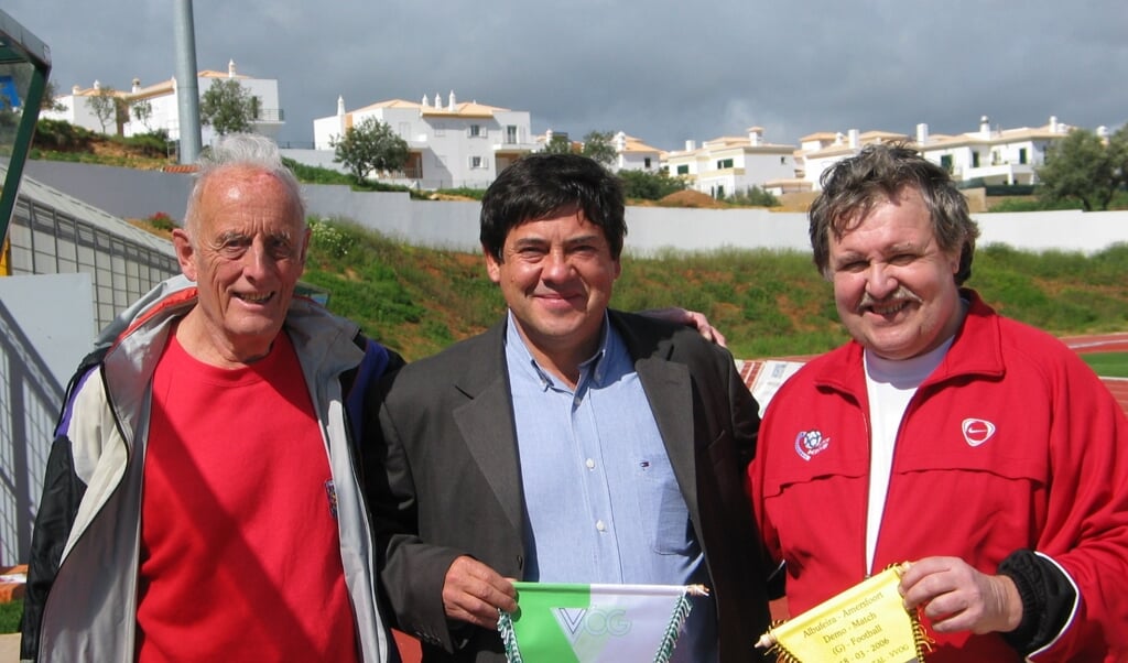 Hendrik-Jan Doornekamp, de man die 55 keer de Avondvierdaagse op klompen heeft gelopen, in het midden Nuno Neto, de president van Apexa (de Portugese voetbalbond), rechts Hijmen van Surksum.  