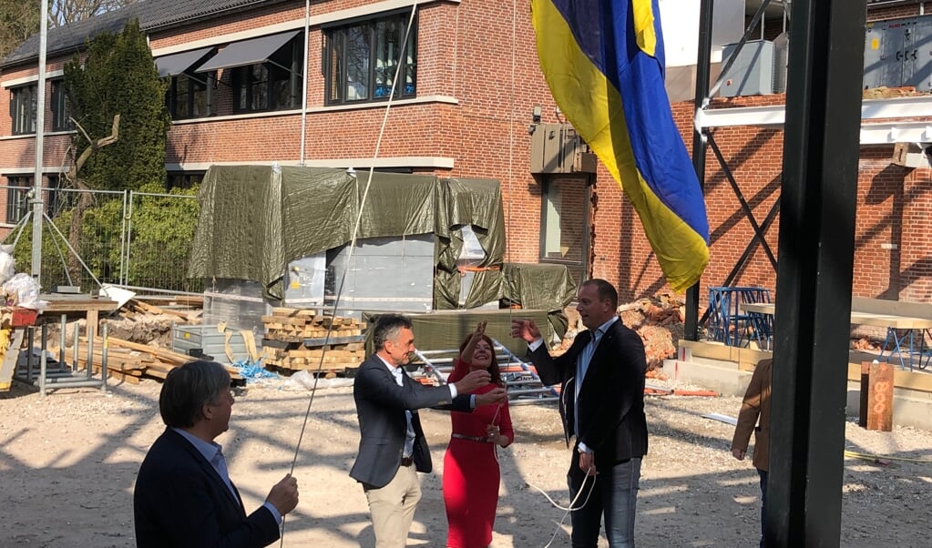 De toekomstige huurders/gebruikers hijsen met wethouder Hans de Haan de gemeentelijke vlag