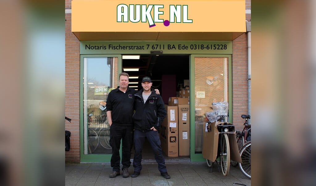 Auke Hertstein en collega Steven bij de vestiging aan de Notaris Fischerstraat. 