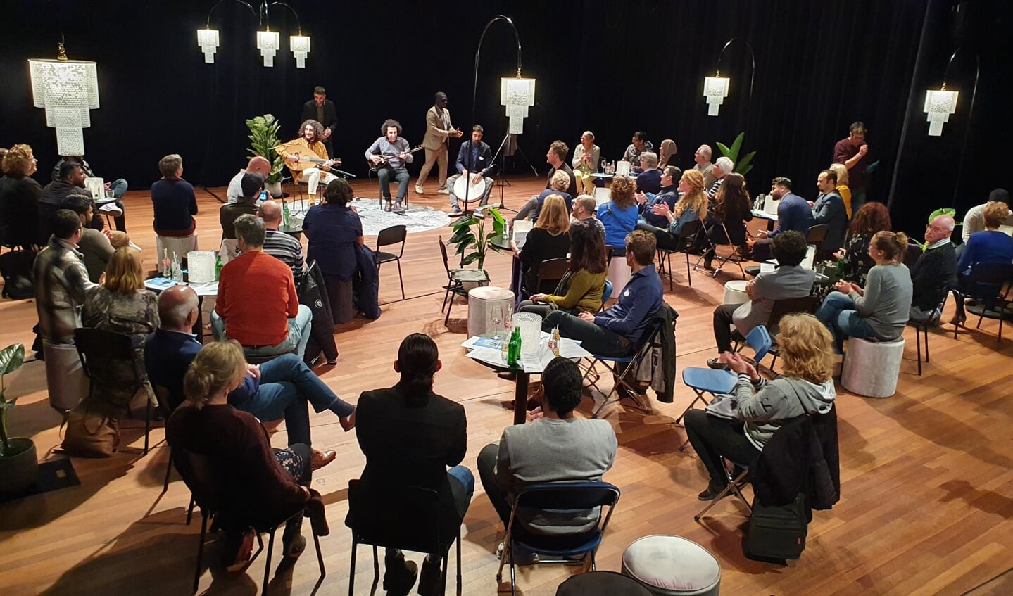 Nieuwe Nederlanders en professionals vonden elkaar in Theater Aan de Slinger