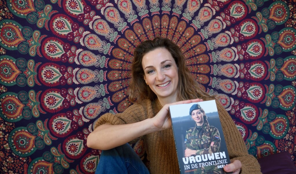 Tarinda Frijters staat op de cover van het boek 'Vrouwen in de frontlinie (deel twee)'.