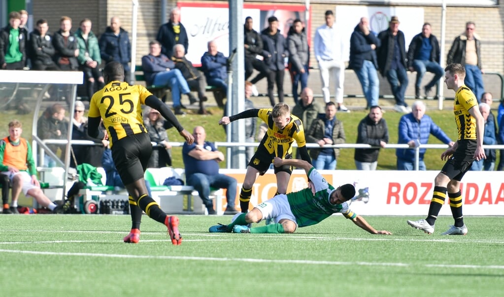 Coen Vloedgraven duelleert met Yasin Kurt van VVOG. Links Kenneth Aninkora (25) (foto: Theo Aalten).