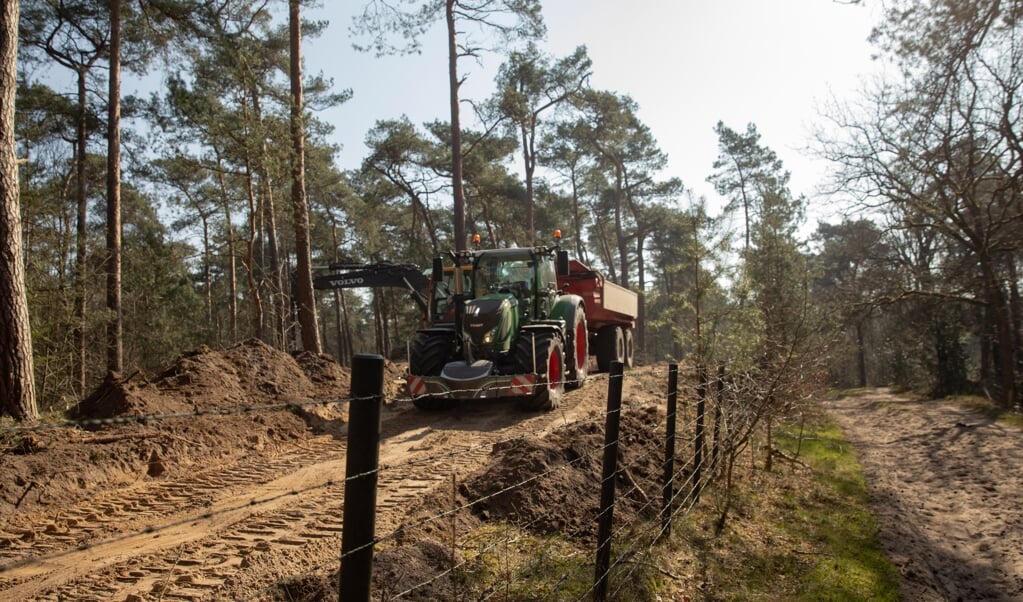 De grondwerkzaamheden langs het hekwerk van Landgoed Soestdijk. 