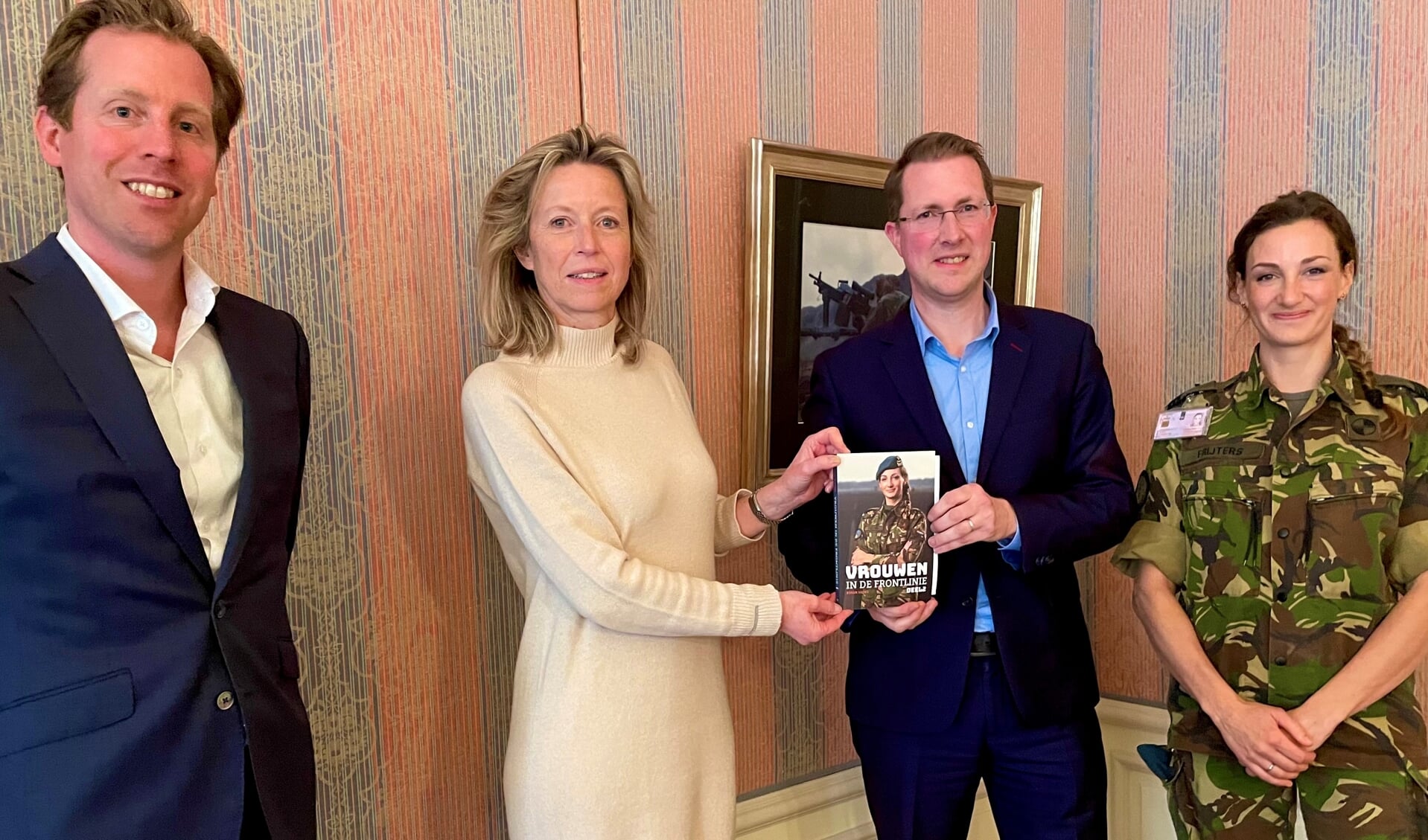 Vlnr. staatssecretaris van der Maat-minister Ollongren-Johan Kroes- sergeant Tarinda Frijters.