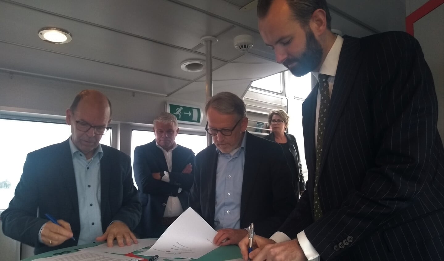 De wethouders Joost van der Geest, Theo Boerman en Hans Tanis zetten hun handtekening onder de samenwerkingsovereenkomst