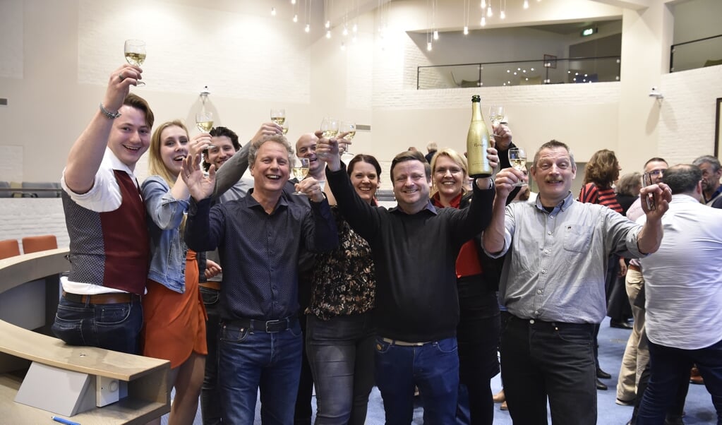 De kandidaten van POS trokken woensdagavond een fles champagne open om de zetelwinst te vieren.