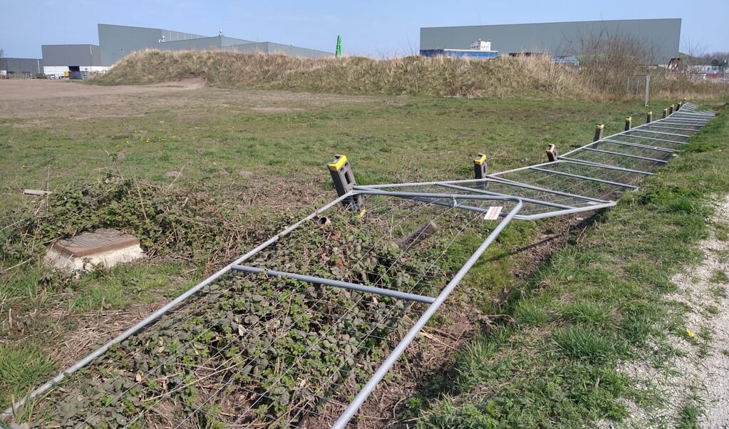 Op de plek van de voormalige trainingsbaan van de Veluwse Zandhappers zijn hekken omgewaaid, waardoor illegale crossers in de weekenden vrij spel hebben.