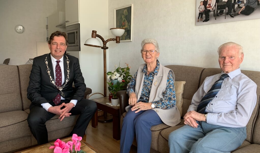 Burgemeester Verhulst feliciteert het echtpaar Kamminga-Van de Weerd met hun 70-jarig huwelijk