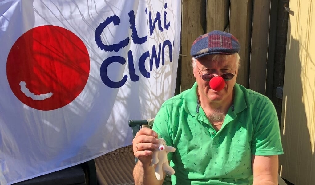 Voorzitter Ton Gesgarz van Speeltuinvereniging Oosterkwartier steunt CliniClowns.