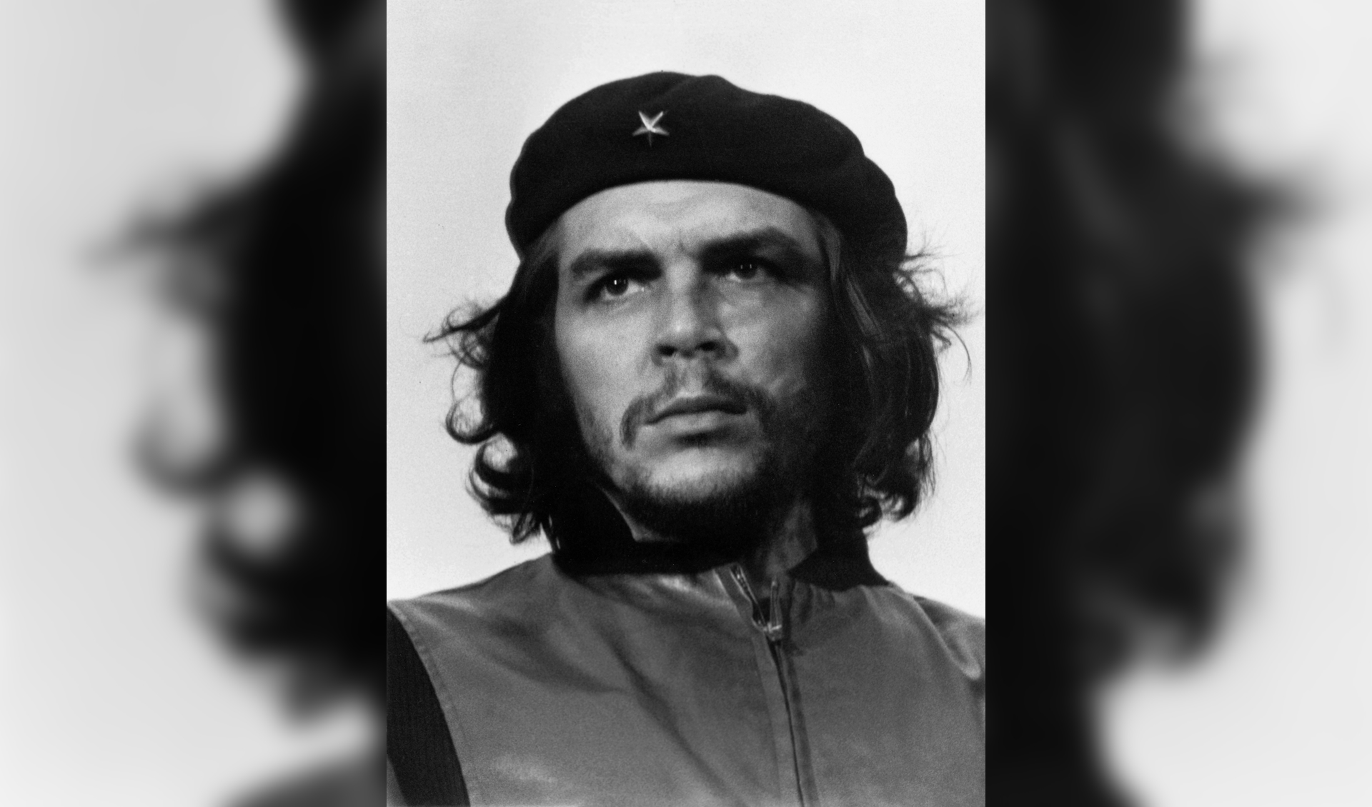 Heroic Guerrilla Fighter. Havana, 5 March 1960. Fotoverzamelaar en fotograaf Pedro Slim leent de originele eerste druk van de foto van Che Guevara uit aan het Cobra Museum.