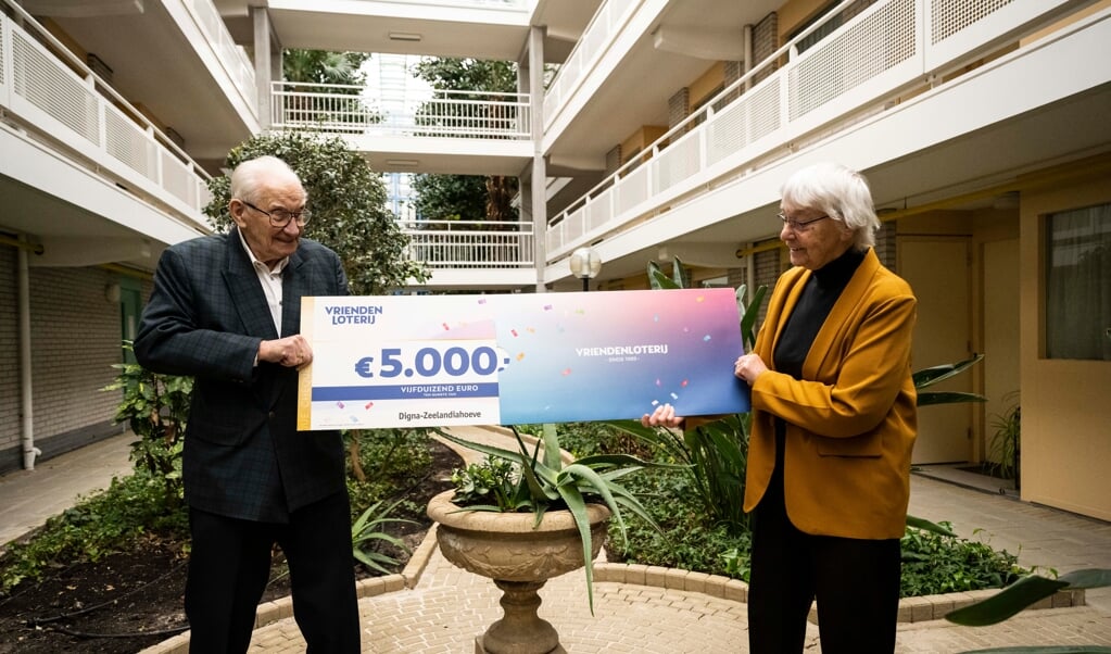 Stichting Welzijn Ouderen Digna-Zeelandiahoeve neemt de cheque van 5.000 euro van de Vriendenloterij in ontvangst.