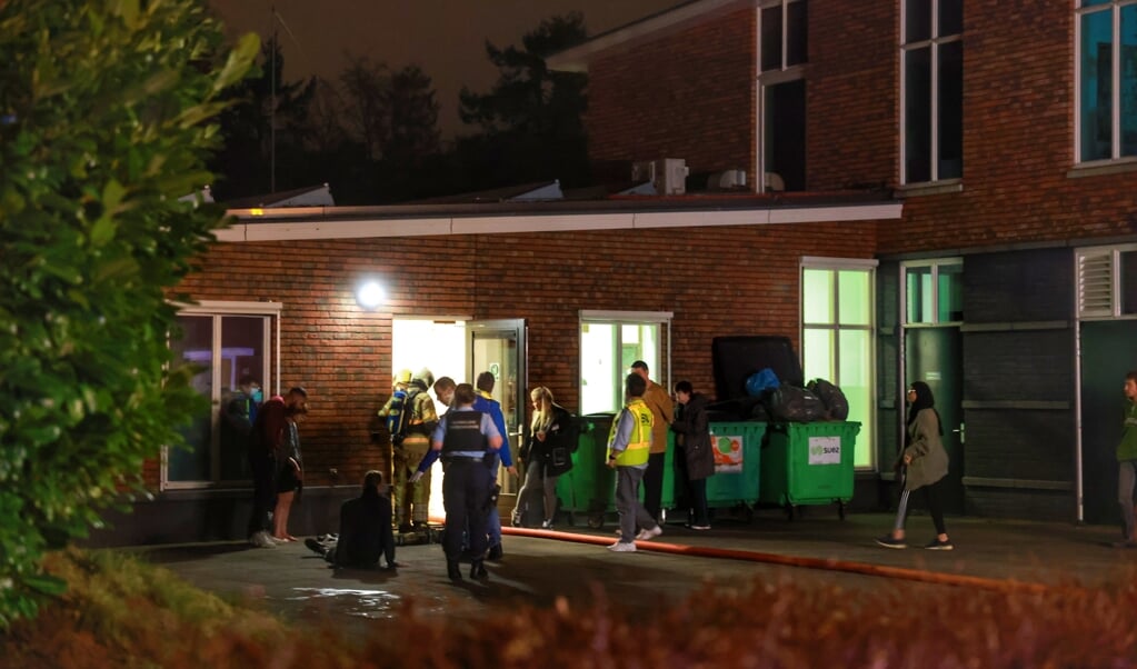 Bedrijfshulpverleners hebben de bewoners naar buiten gebracht toen er brand was uitgebroken in de kamer van een bewoner. 