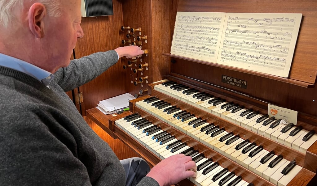 Willem Vonk speelt al meer dan 30 jaar op het orgel. 