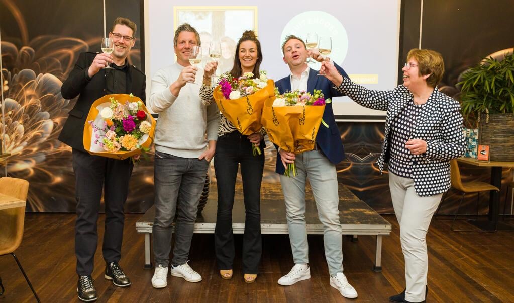 De genomineerden Jeroen Broekman (links), Wilbert Vernooij (rechts) en de winnaars Michel Jansen en Edy Jansen-van Zijl met uiterst rechts Ali Dekker. 