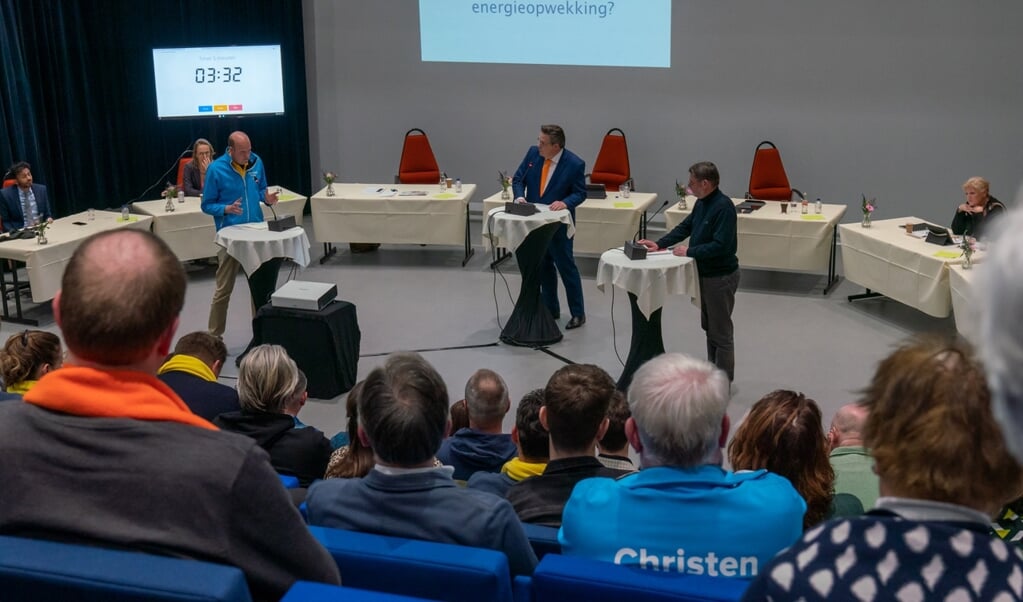 Partijen debatteren over nieuw bedrijventerrein. 