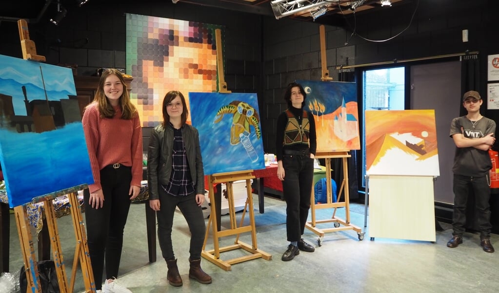 De vier jonge talenten aan het werk onder leiding van Linda de Wit van Linda Art.