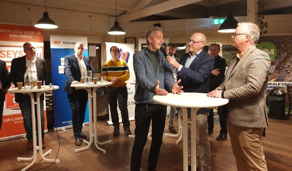 Roel van Nieuwstadt (GroenLinks) en Walter van Dijk (VVD) in gesprek met debatleider Job Boot. 