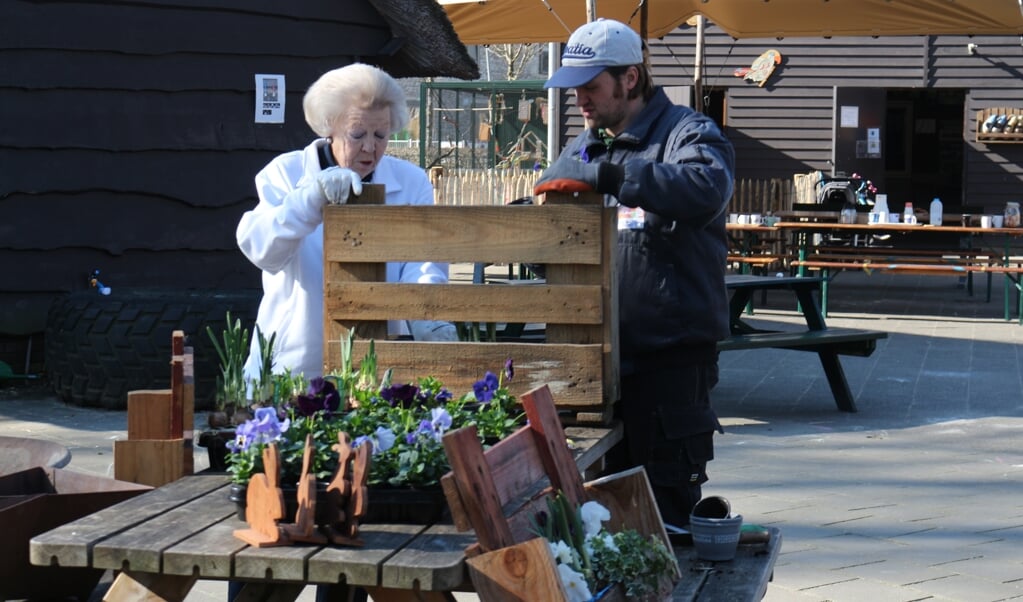 Robert maakt een bloembak van een pallet en vult het samen met Prinses Beatrix.
