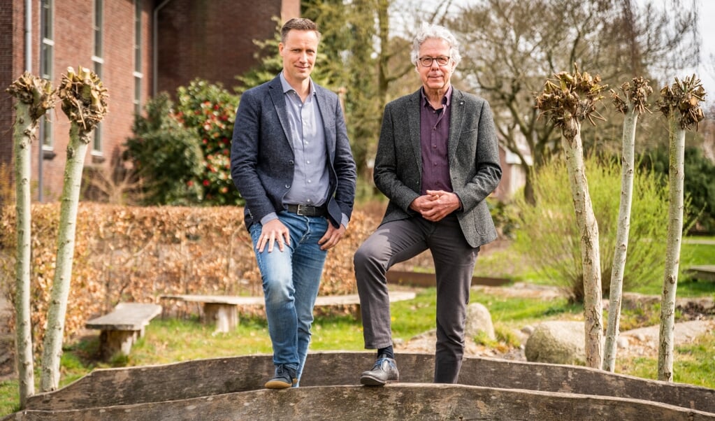 Henk Jonker (links) is de nieuwe directeur van de Rudolphstichting. Hij neemt die taak over van Gerard de Jong.