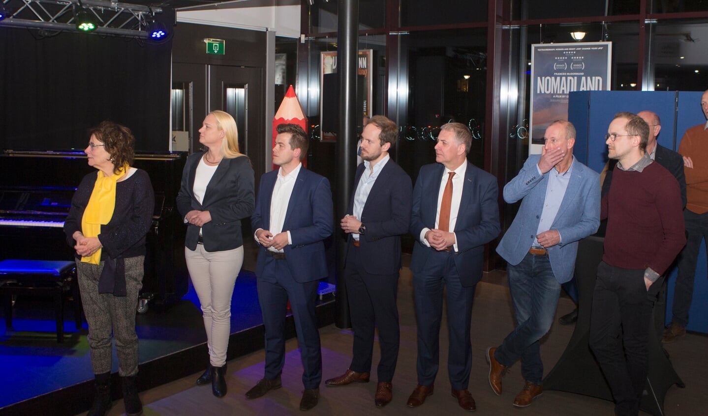 De zeven lijsttrekkers tijdens de verkiezingsavond van woensdag. Van links naar rechts: Judith van den Wildenberg (BI), Mijntje Pluimers (Lokaal Belang), Henk Wiesenekker (CU), Daan de Vries (CDA), Jan Top (SGP), Theo Bos (VVD) en Arjen Korevaar (Pro'98).