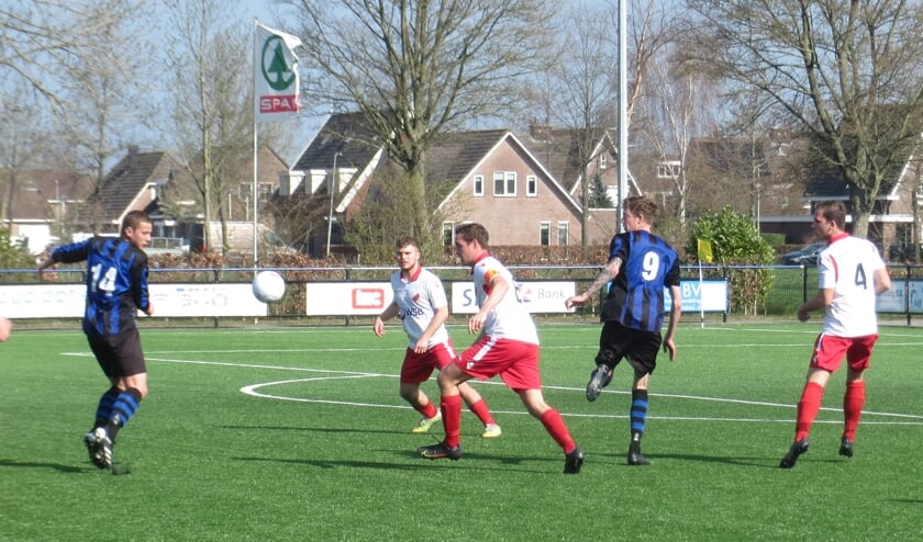 Vincent van Lopik en Jesper Buist vangen de bal op tegen Streefkerk