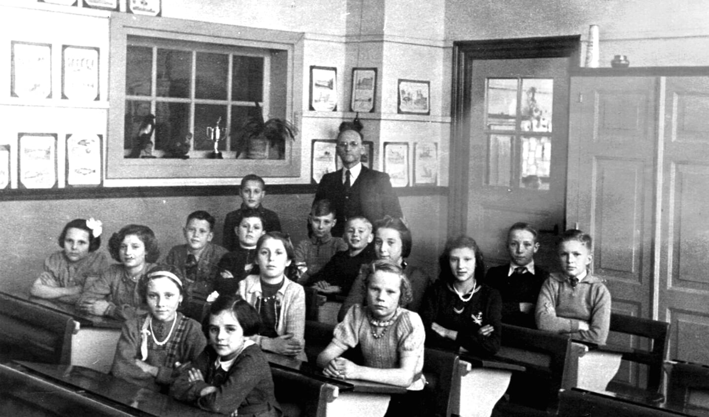 "De maaisies en de jongchies, netjies naes mekaor in de schoolbanke."