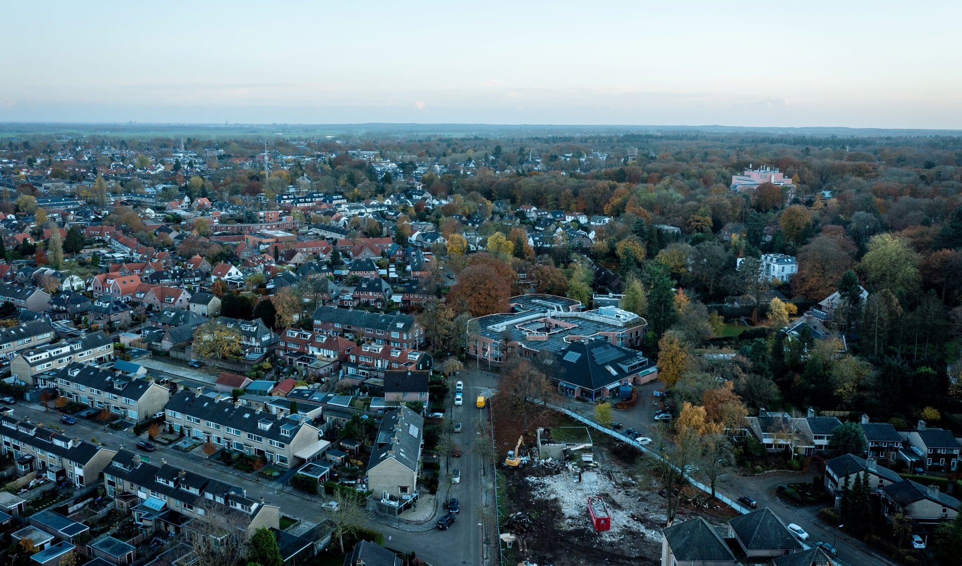 Op de voorgrond het terrein van de voormalige Gaspard de Coligny waar 13 woningen komen, rechtsboven het voormalige ziekenhuis in het Maarschalksbos.