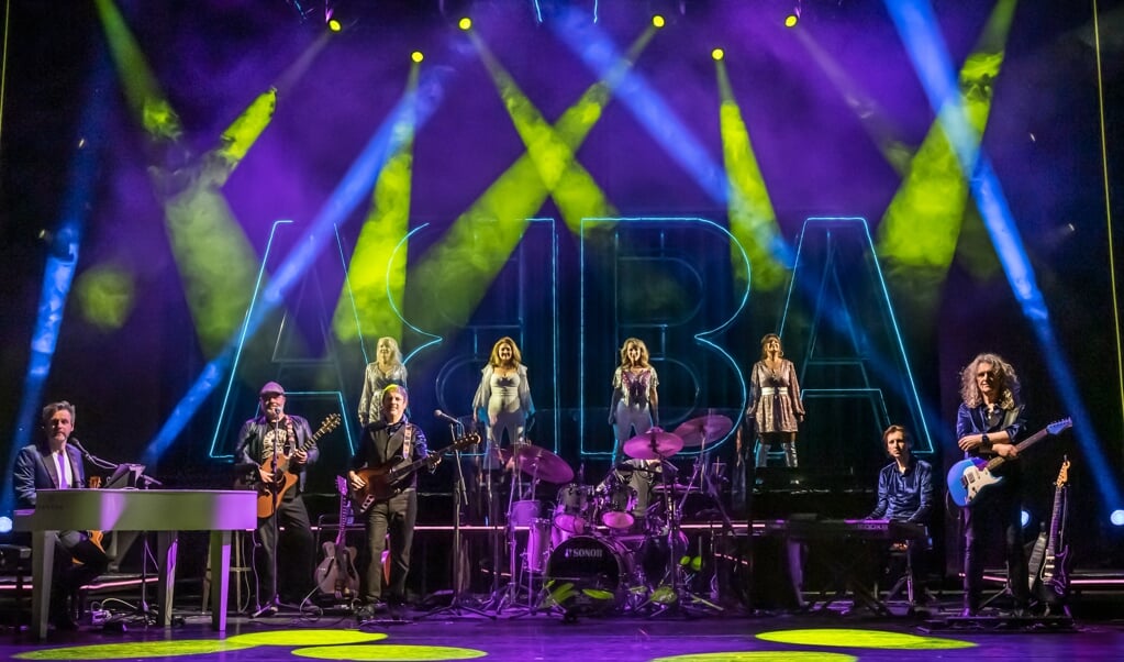 In 'ABBA The Music' brengen een band en vocalisten de bekende hits van de Zweedse supergroep.