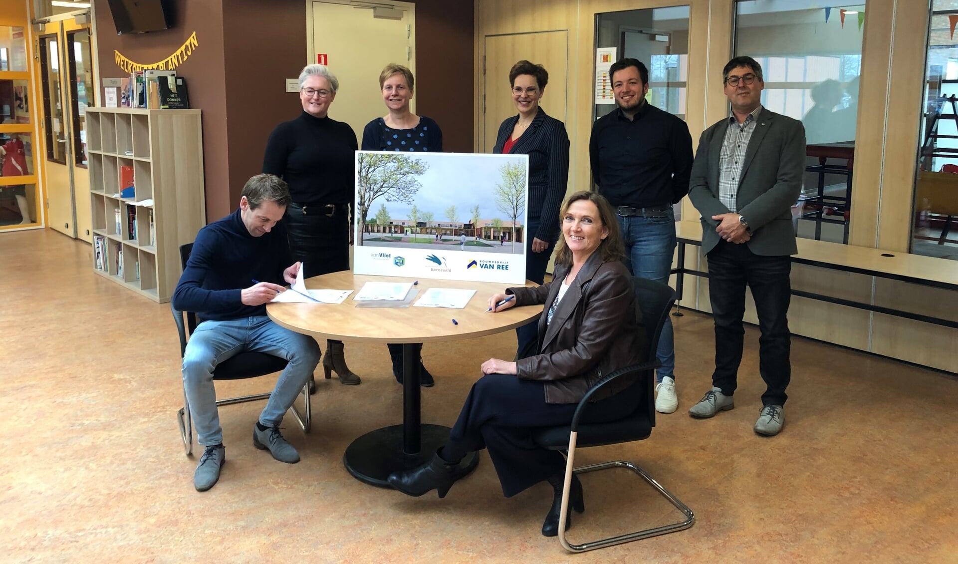Directeur aan van der Meer van bouwbedrijf Van Ree en wethouder Didi Dorrestijn ondertekenen de bouwovereenkomst voor aanpak van scholencomplex De Burgthof.