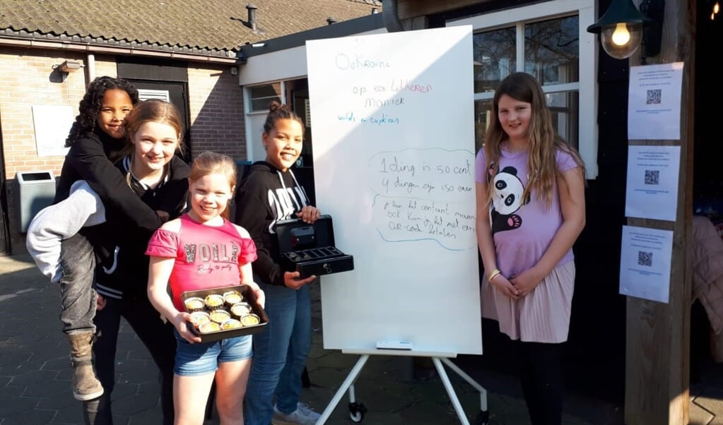 Het verkoopteam in actie bij de Kinderboerderij de Proosdij