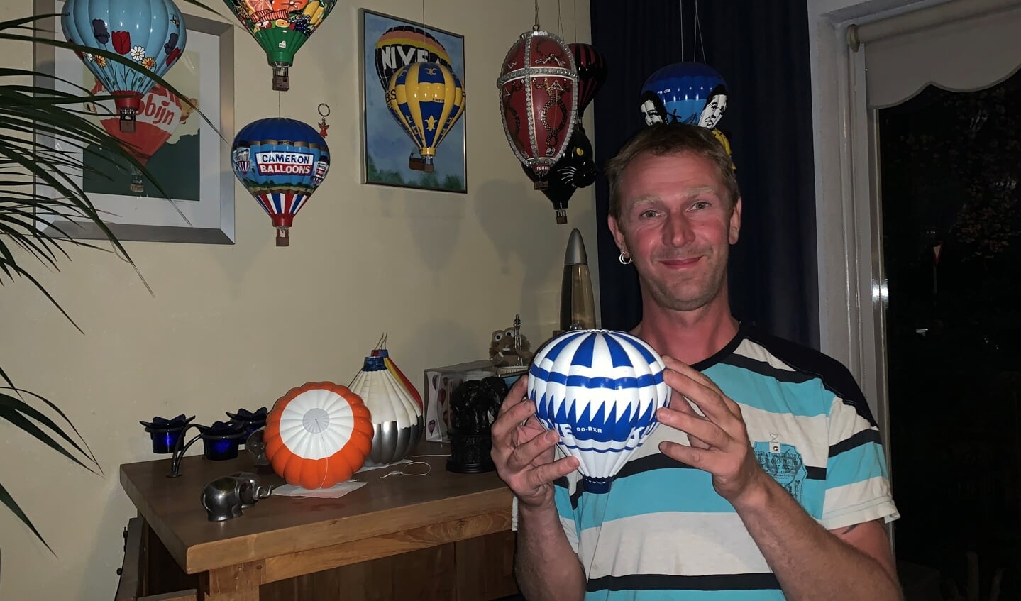 Ballonliefhebber Jan Vermeulen heeft thuis zo'n vijftig miniatuur ballonnen hangen.