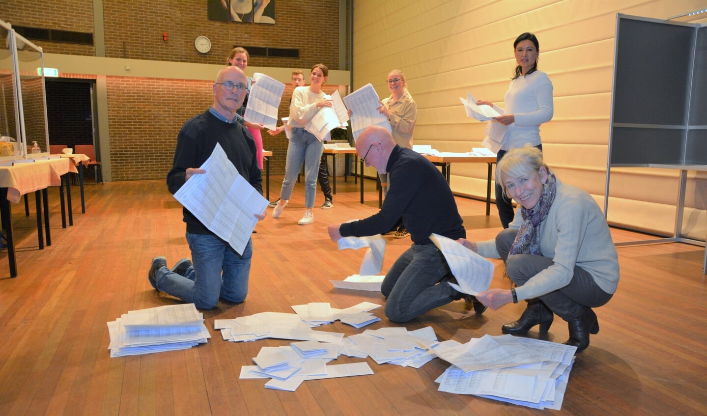 De bijna 400 stembiljetten bij het stembureau in de Veluwehal worden geteld.