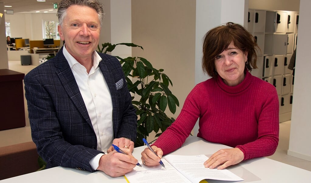 Johan Bombach en Trees van Haarst tekenen de aanneemovereenkomst