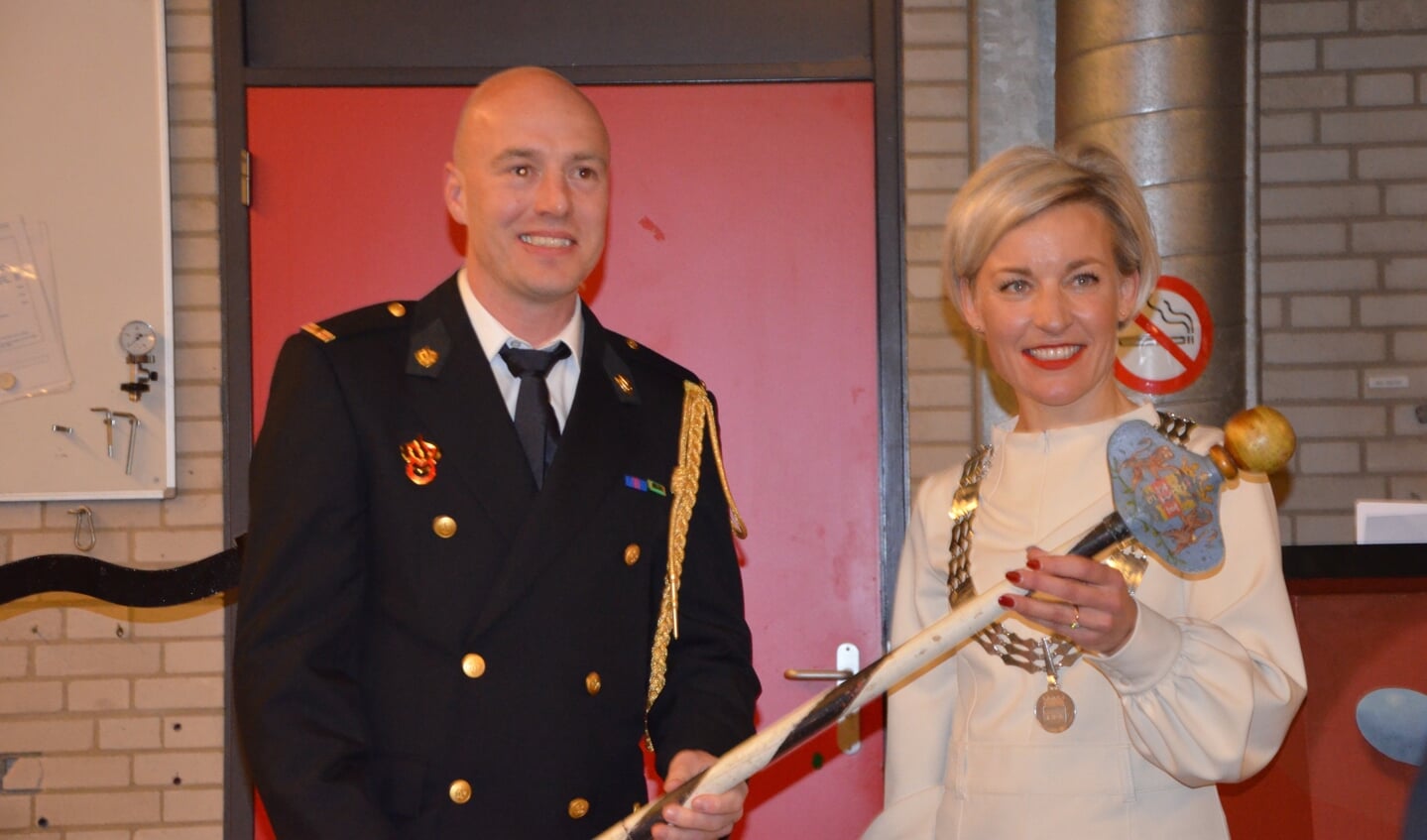 Burgemeester Iris Meerts draagt de brandweerstaf over aan de nieuwe postcommandant Michiel Bult