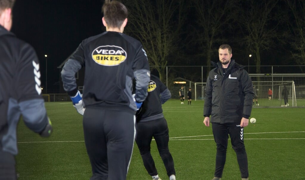 Rens van Harskamp (rechts), afgelopen dinsdag bij de training in Lunteren. 