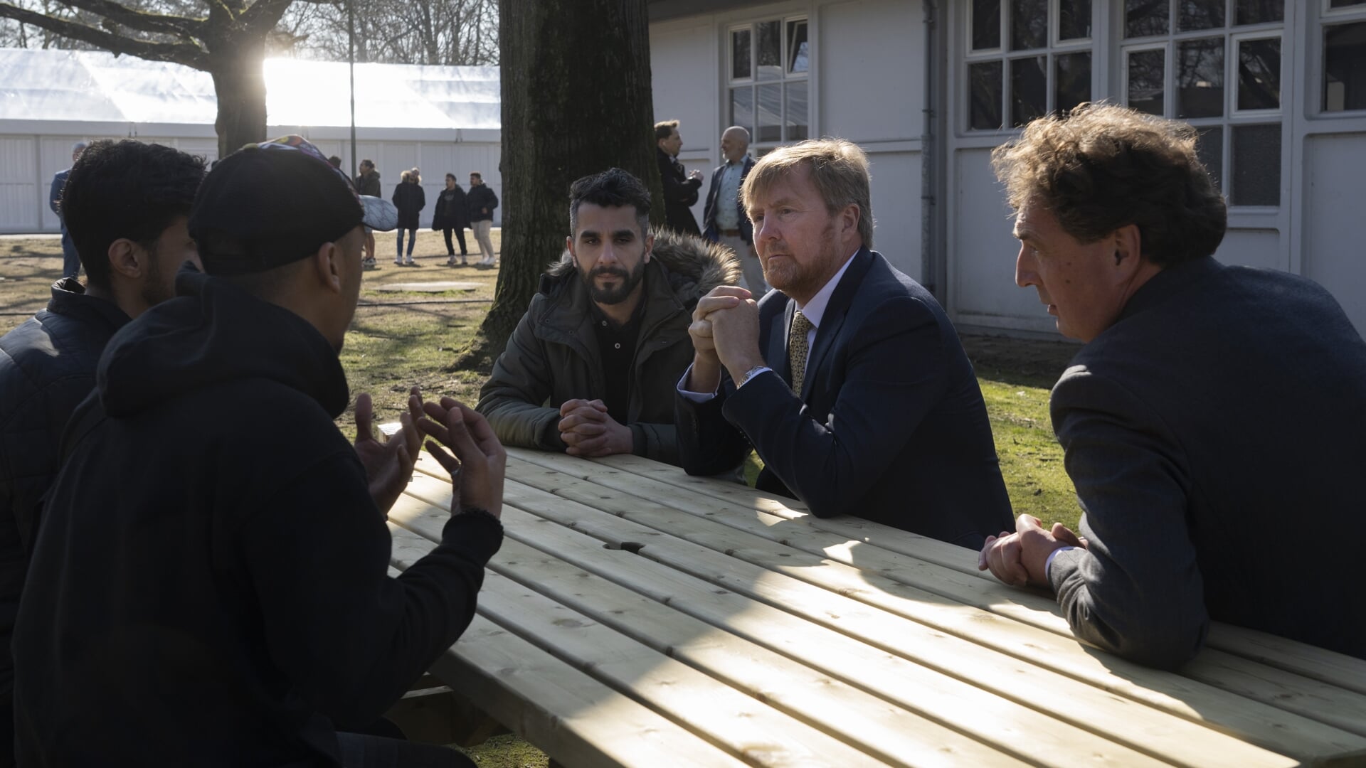 Koning Willem-Alexander in 2022 in gesprek met een groep Oekraïners die zijn ondergebracht in legerplaats Harskamp. Lering is getrokken uit de rellen in 2021 die uitbraken bij komst van vluchtelingen uit Afghanistan.