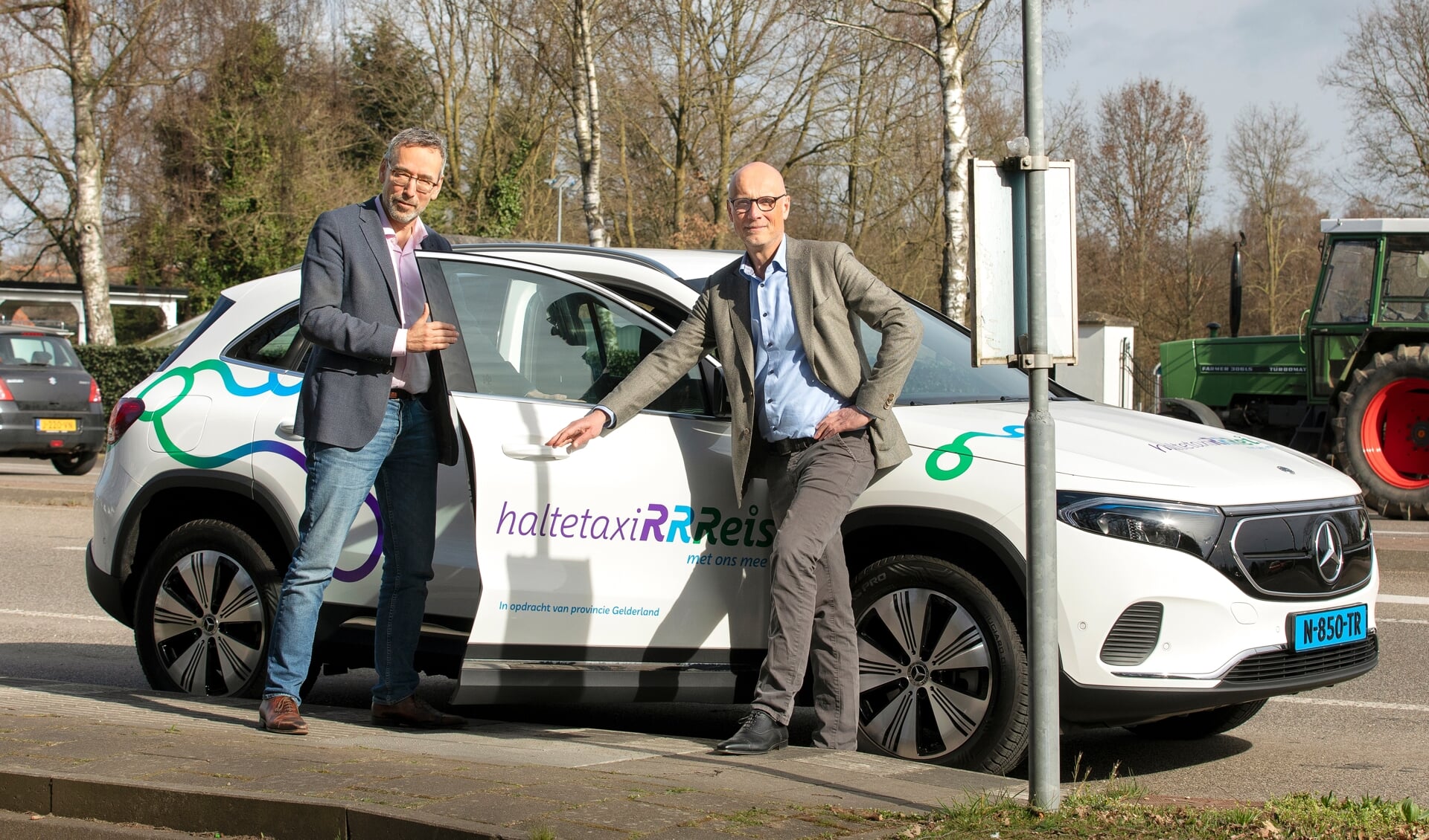 Gedeputeerde Jan van der Meer (links) en Paul Pietersen van Qarin, het bedrijf dat de taxi's inzet.