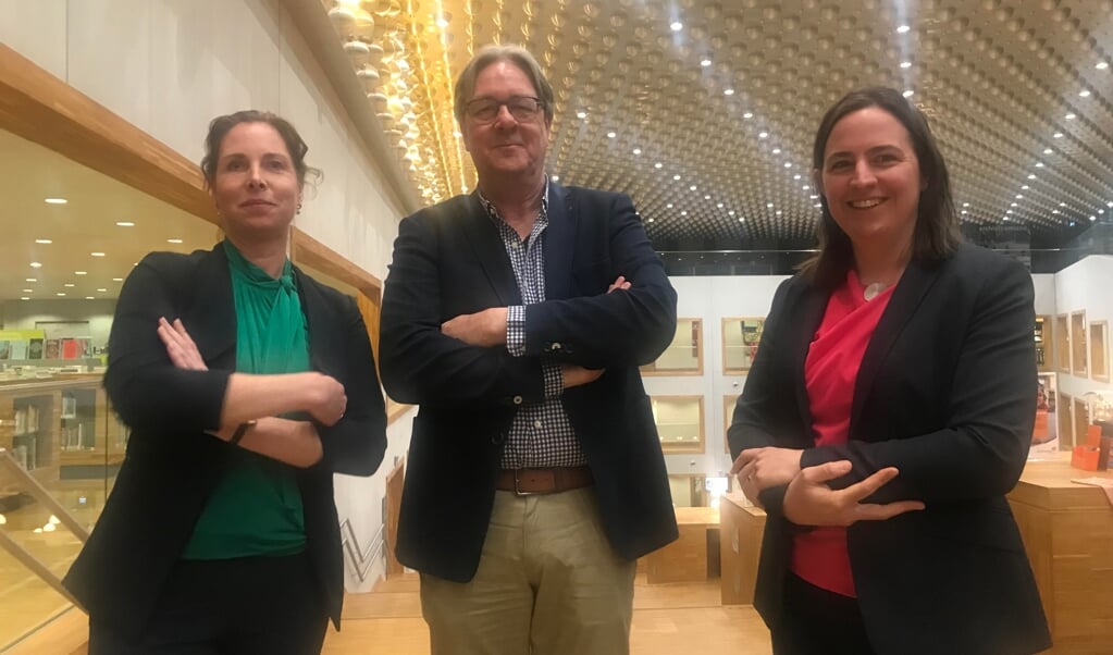 Alexandra Kolkman (Lokaal Belangrijk; links) en Fenneke van der Vegte (GroenLinks-PvdA) debatteerden vrijdagavond onder leiding van presentator Daan Bleuel.