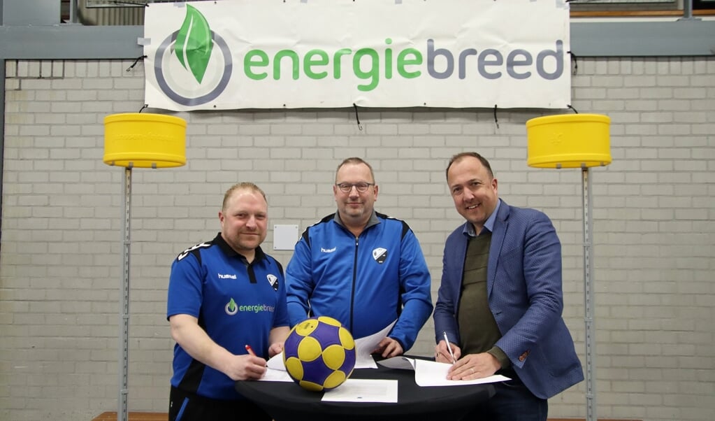 Jaap van de Bergh (links) en Fred Westland hebben contract getekend. Voorzitter Mark Smidt (CKV Reehorst) is een tevreden man.