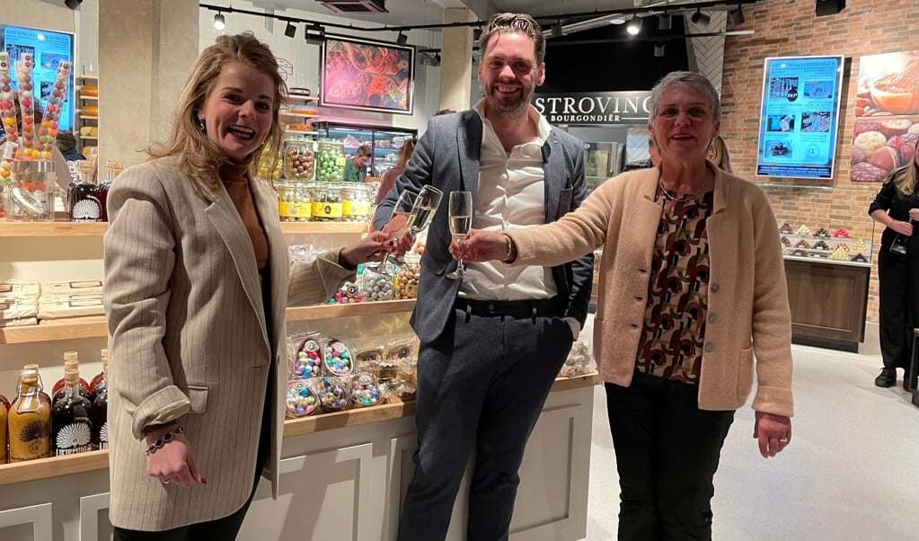 Ondernemer Erik Wegerif heft het glas met klant Merel van Voorst en zijn moeder Eef, die deelnamen aan de crowdfunding, die in totaal bijna 50.000 euro opleverde.