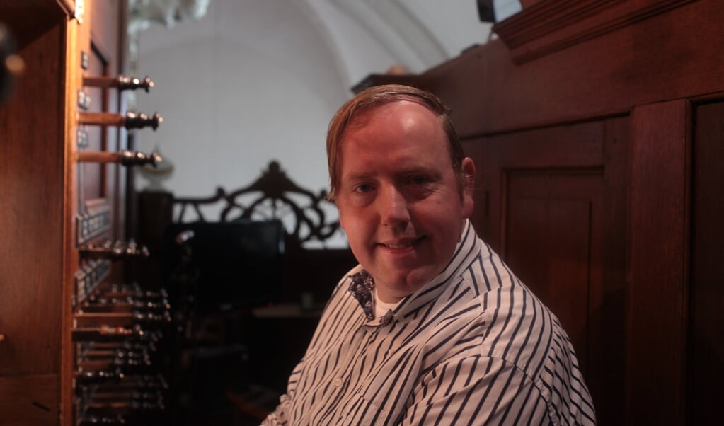 Jos Moeke aan de klavieren Hinsz-orgel Martinikerk Bolsward