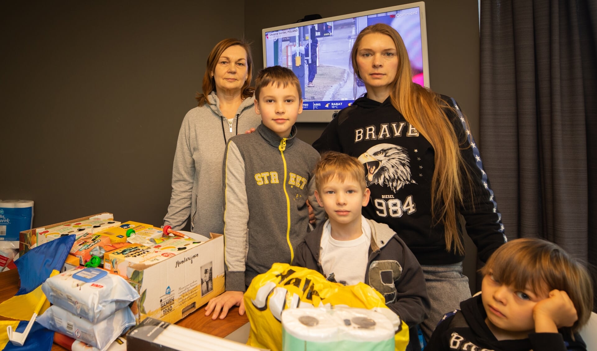 Het Baarnse gezin haalde twee neefjes op uit Oekraïne. Rechts Sana, links haar moeder. 
