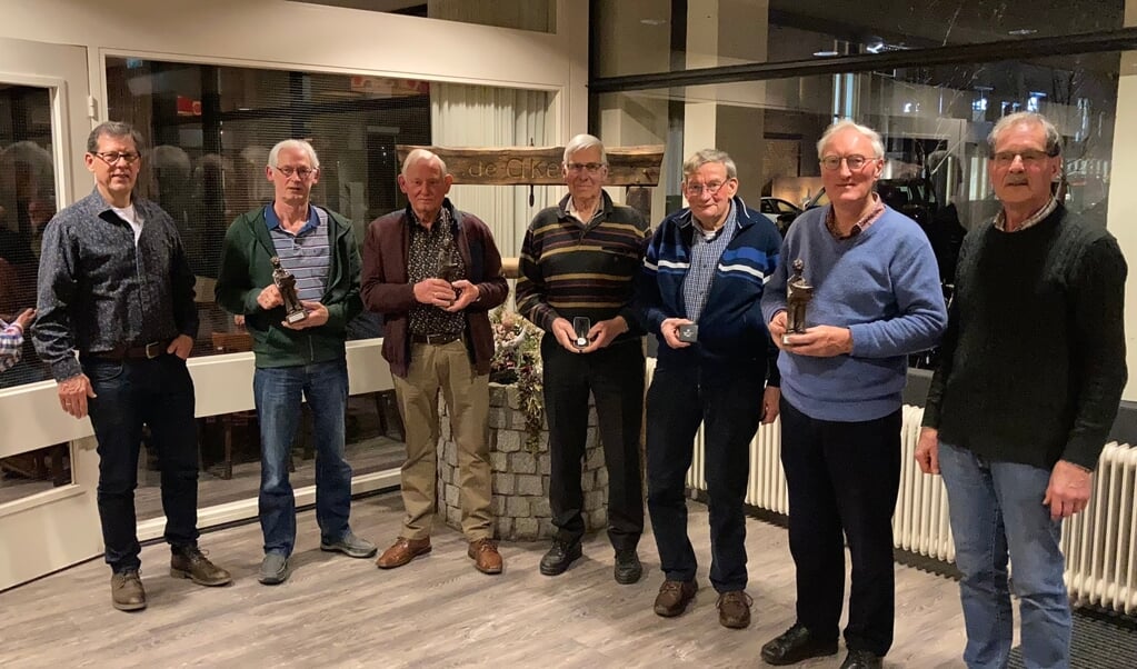Van links naar rechts Aalt Posthouwer, Bessel Bouw, Evert Bouw, Jaap van Beek, Jan van Stormbroek, Dick Groeneveld en Coen van Bemmel. Johan Slotboom en Henk van Beek ontbreken op de foto.