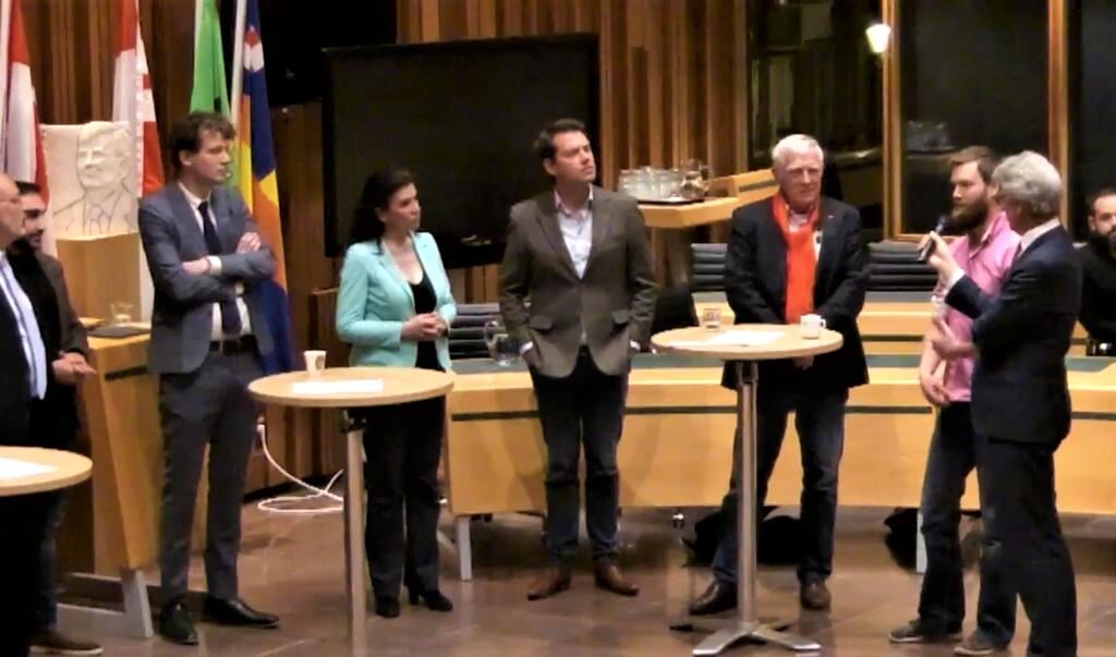 Het 'duidingsdebat' met vanaf rechts burgemeester Bolsius en raadsleden Tom van Lamoen, Hans van Wegen, Menno Fousert, Micheline Paffen en Tyas Bijlholt. 