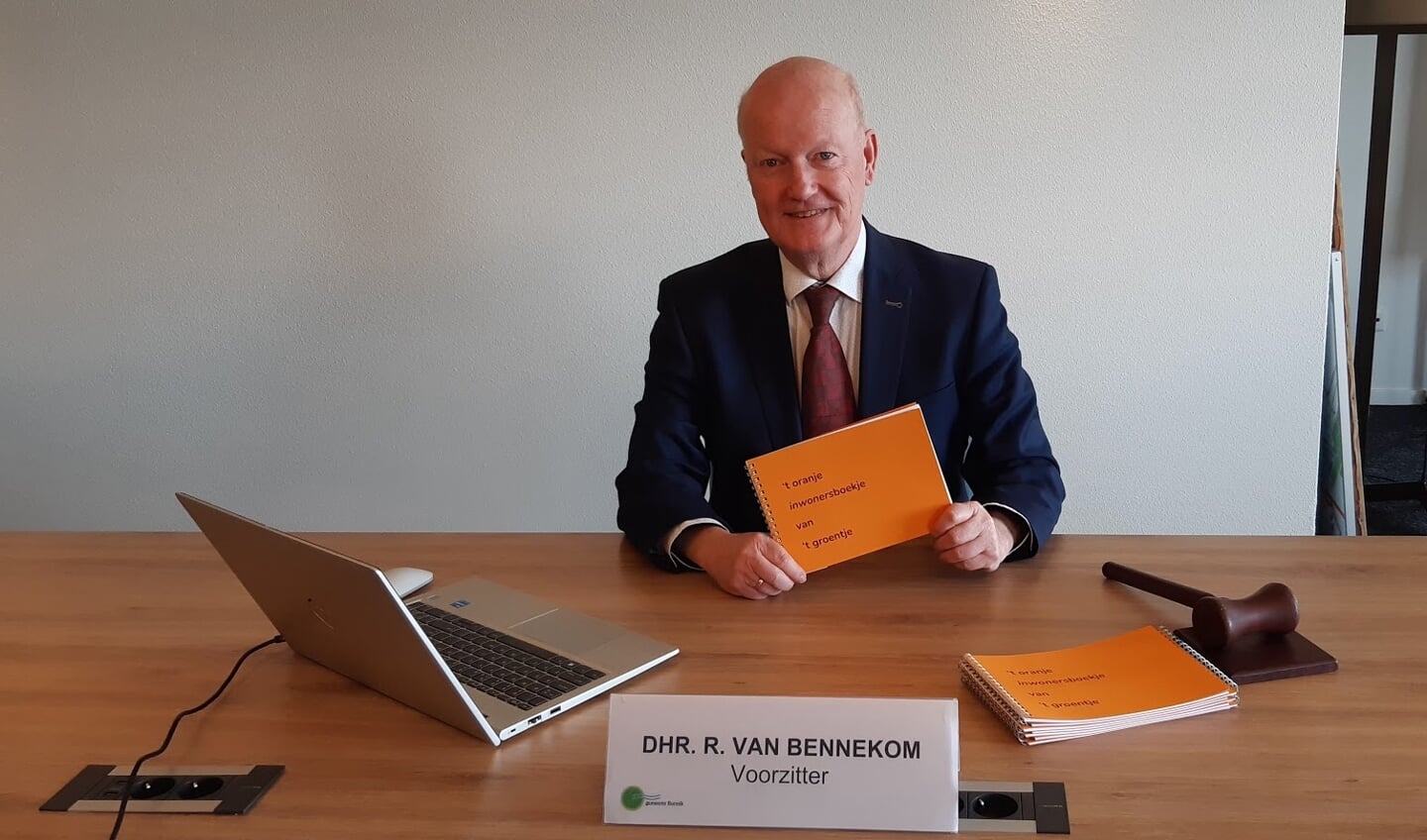 Burgemeester Ruud van Bennekom nam ,, 't Oranje inwonersboekje van 't Groentje