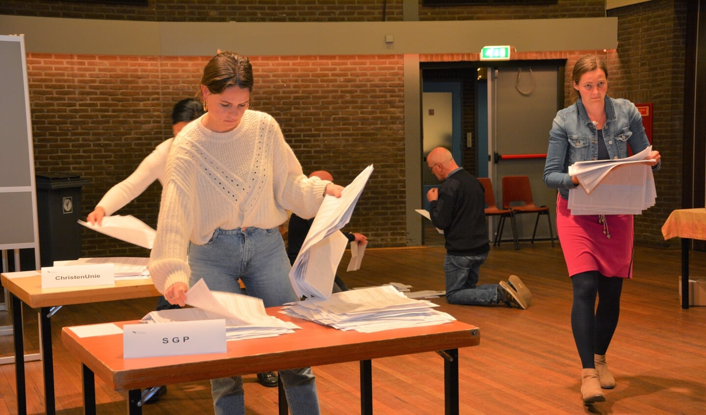 Tellen van bijna vierhonderd stembiljetten van stembureau in de Veluwehal.